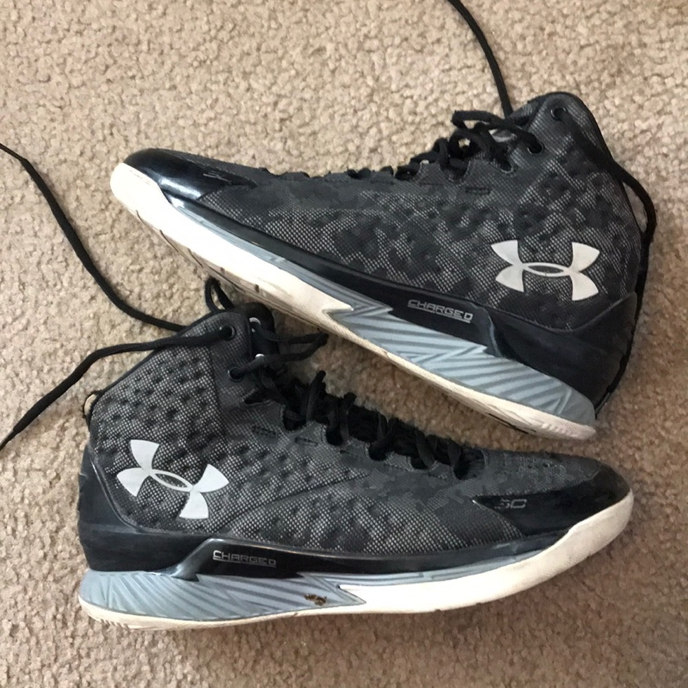 Curry 1 High top, black and grey.